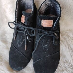 TOMS Black Suede Lace-Up Desert Boots